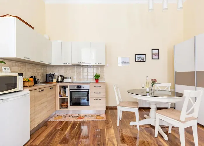 Broadway Center, Fully Equipped, 4 Person Apartment